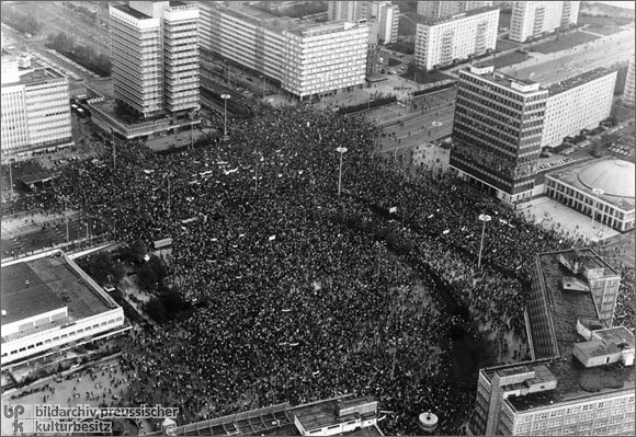 Massenkundgebung auf dem Alexanderplatz in Ost-Berlin (4. November 1989)